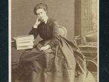 une vieille photo d'une femme assise en train de lire un livre