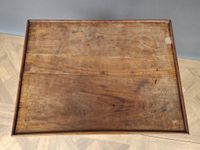 Deux petites tables en noyer à trois plateaux superposés. (photo 3)