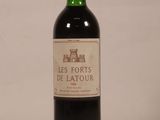 une bouteille de vin posée sur une table