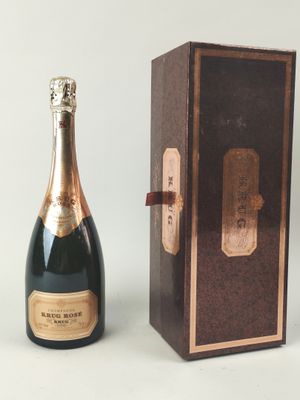 une bouteille de champagne posée à côté d'une boîte