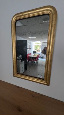 un miroir accroché au mur d'une pièce