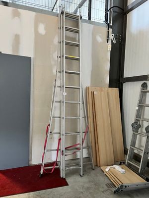 une échelle appuyée contre un mur dans un immeuble
