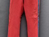 un pantalon rouge suspendu à une corde à linge