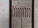 un gros plan d'une horloge accrochée au mur d'un immeuble