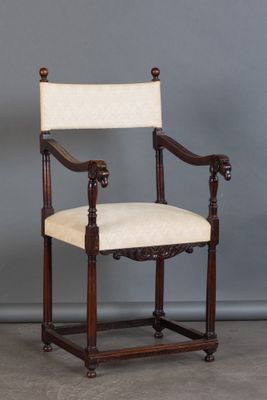 une vieille chaise en bois avec une assise rembourrée beige