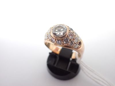 Bague en or, diamant taille ancienne de 1ct environ (piqué), et pavage