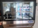 une image d'une vitrine dans un magasin