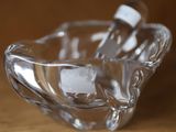 un bol en verre posé sur une table, dans lequel se trouve une brosse à dents