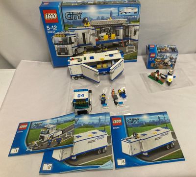 une boîte de véhicules de police Lego City posée sur une table