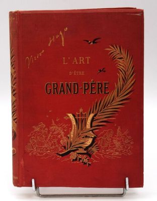 un vieux livre sur lequel est représenté un oiseau, posé sur une table