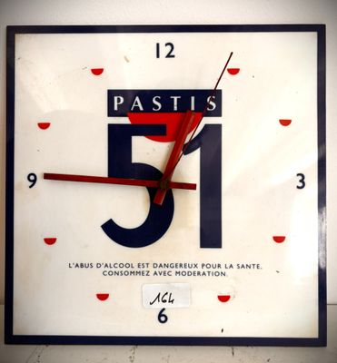 une horloge accrochée au mur qui indique 51