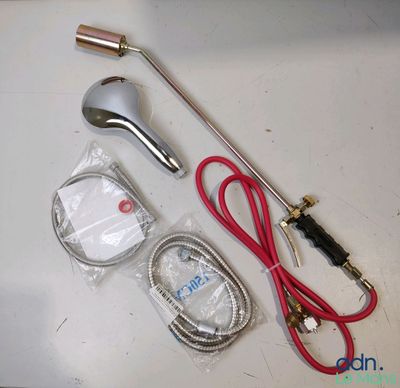 une image d'un gros plan d'un objet métallique sur une table