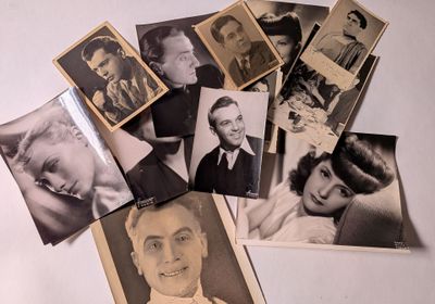 plusieurs vieilles photos en noir et blanc d'hommes et de femmes posées sur une table