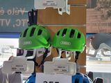 plusieurs casques exposés dans un magasin et destinés à la vente