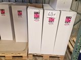Plusieurs réfrigérateurs blancs sont empilés sur des palettes dans un entrepôt
