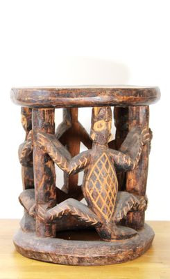 une table en bois sur laquelle se trouve une tortue