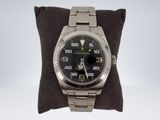 la montre est posée sur un oreiller, sur une surface blanche