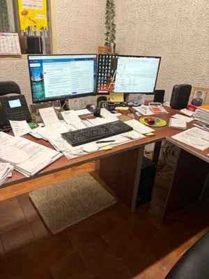 un bureau sur lequel sont posés deux écrans d'ordinateur et un clavier