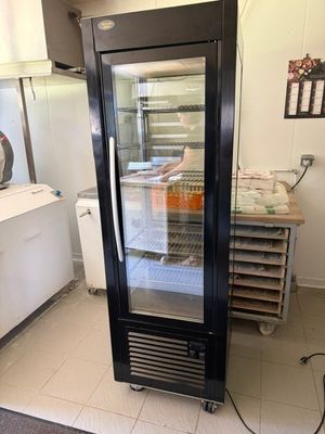 un réfrigérateur qui se trouve dans une cuisine et qui contient beaucoup de nourriture