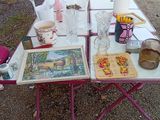 une table sur laquelle se trouvent plusieurs objets