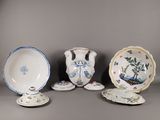 cinq pièces de porcelaine différentes exposées sur une table