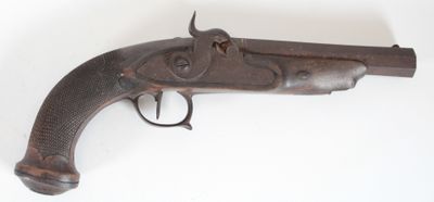 un vieux fusil sur une surface blanche avec un fond blanc