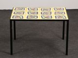 une petite table ornée d'un motif jaune et noir