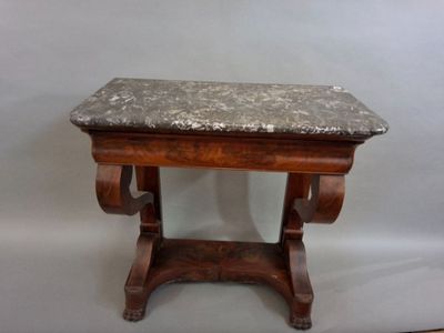 Console en acajou et placage d'acajou ouvrant en ceinture à …