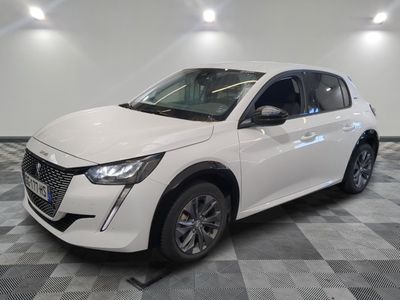 la voiture blanche est garée sur un sol en damier dans le garage