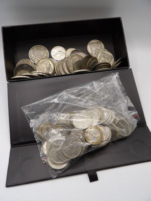 beaucoup de pièces dans une boîte noire posée sur une table