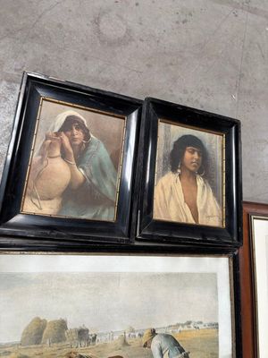 deux photos encadrées représentant une femme et un oiseau, accrochées au mur