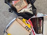 un sac rempli de livres et un sac de livres posé par terre