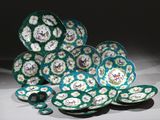 plusieurs assiettes et bols posés sur une table