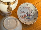 une théière et une assiette posées sur une table en bois