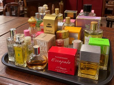 un plateau sur lequel sont disposés de nombreux parfums différents