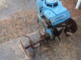 une petite machine bleue posée par terre