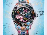 tableau représentant une montre-bracelet recouverte d'une multitude d'autocollants
