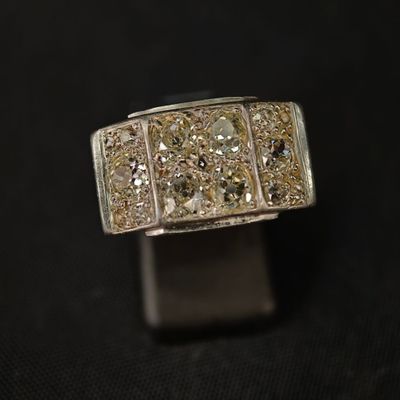 gros plan d'une bague en diamant sur une surface noire