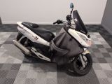 une moto garée sur un sol en damier