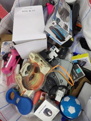 un tas d'objets divers dans un bac posé par terre
