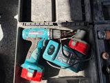 deux outils dans une boîte à outils posée par terre