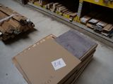 une boîte posée par terre à côté d'une pile de boîtes