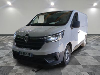 la camionnette blanche est garée sur le sol en damier d'une pièce