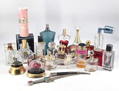 LOT. Réunion de 21 flacons de parfum vides dont : Jardin de …