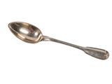 une cuillère en argent sur fond blanc, avec une petite cuillère au milieu