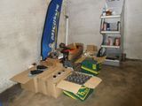 de nombreuses caisses d'outils dans une pièce où se trouve une échelle