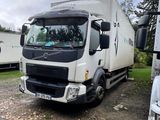 deux camions garés l'un à côté de l'autre sur le bord de la route