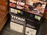 une pile de cartons posée sur le plan de travail de la cuisine
