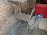 une image représentant une table et une chaise dans une pièce