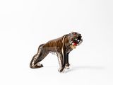 figurine représentant un tigre sur fond blanc, avec un fond blanc